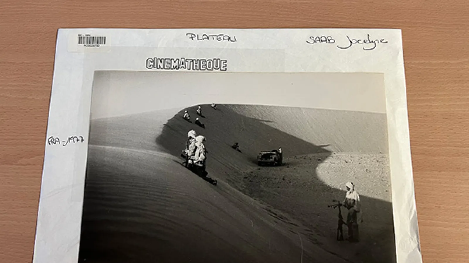 A photograph from the filming of La Sahara n’est pas à vendre