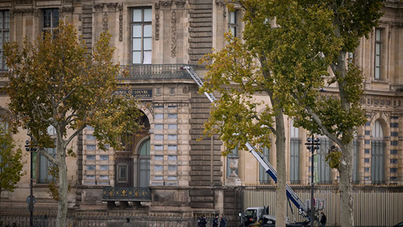  Lourve Museum Exterior 