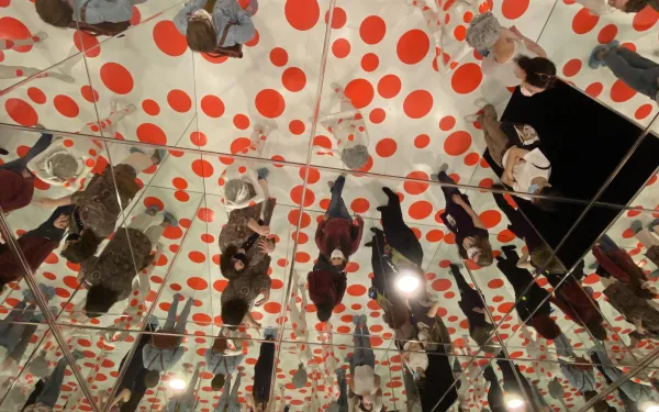 Yayoi Kusama mirrored art installation