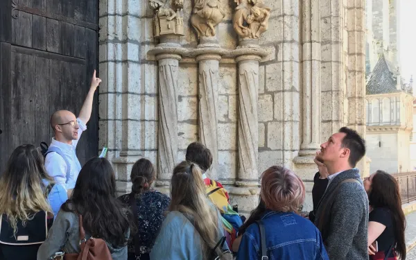 Karl Whittington teaching during study abroad in Italy