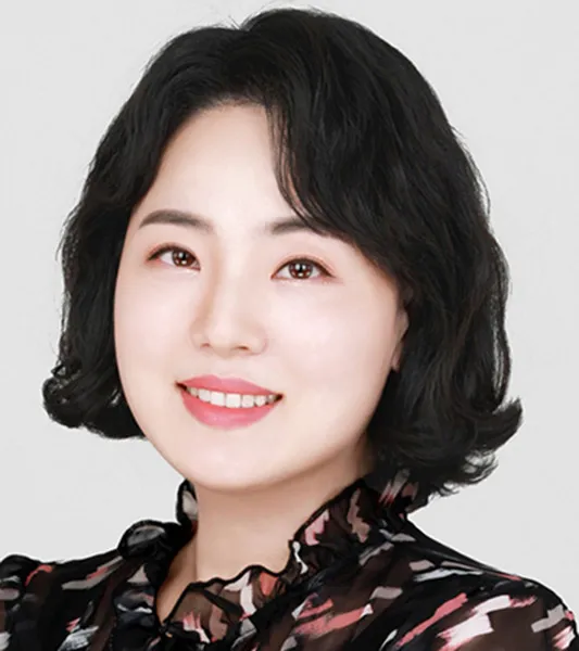 History of Art alumna Mina Kim, PhD